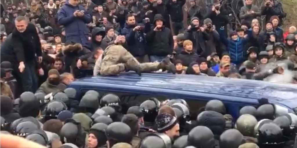 Невідомі витягли Саакашвілі з автомобіля правоохоронців