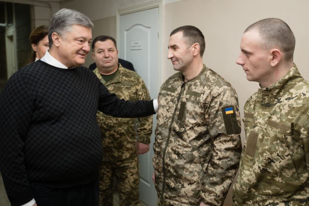Порошенко назвал дату первых переговоров по новому освобождению заложников