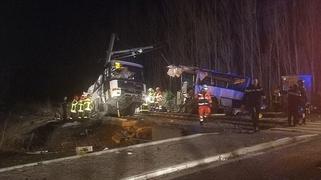 Жахлива ДТП у Франції: зіткнулися потяг і шкільний автобус, є загиблі діти