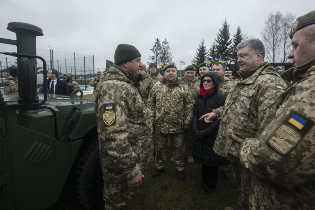 Порошенко передал украинским военным 40 медицинских «Хаммеров»