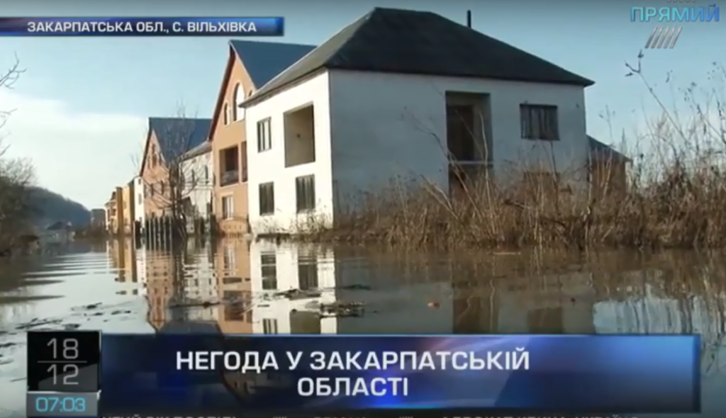 Паводки на Закарпатье: люди перекрыли дорогу и ждут помощи