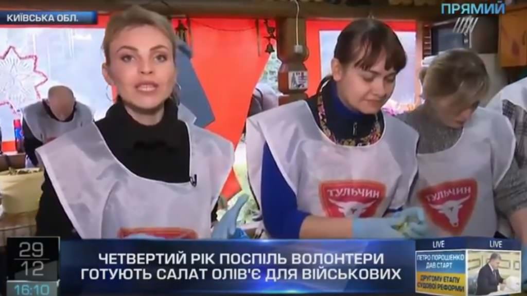 Ми передаємо частинку тепла та любові: “Прямий” долучився до волонтерів, які готують Олів’є для бійців АТО