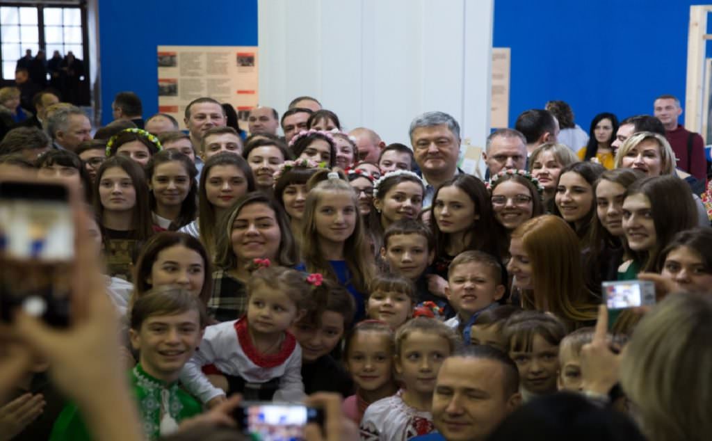 Порошенко: Головне у проекті “Книга Добра” – понад 300 тисяч дітей поділилися добром з Україною та світом