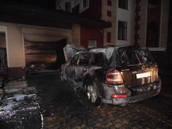 Пожежа у Рівному: підпалили автомобіль і будинок місцевого депутата