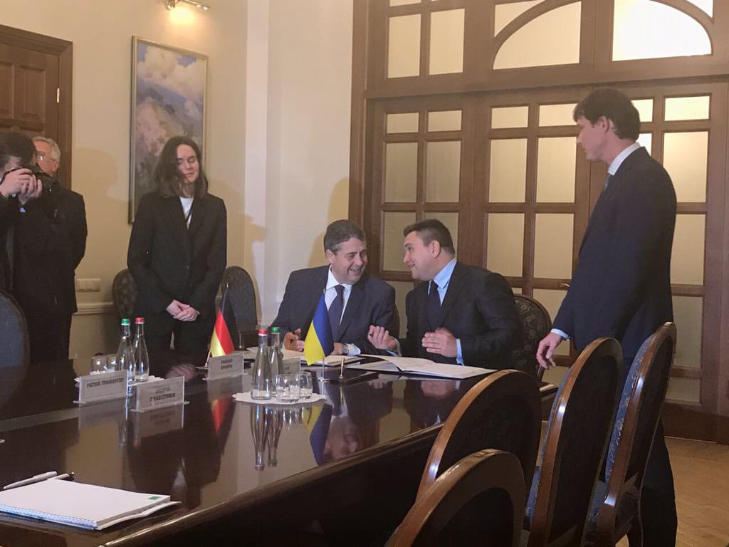 Україна та Німеччина підписали угоди про трудову діяльність членів сімей дипломатів