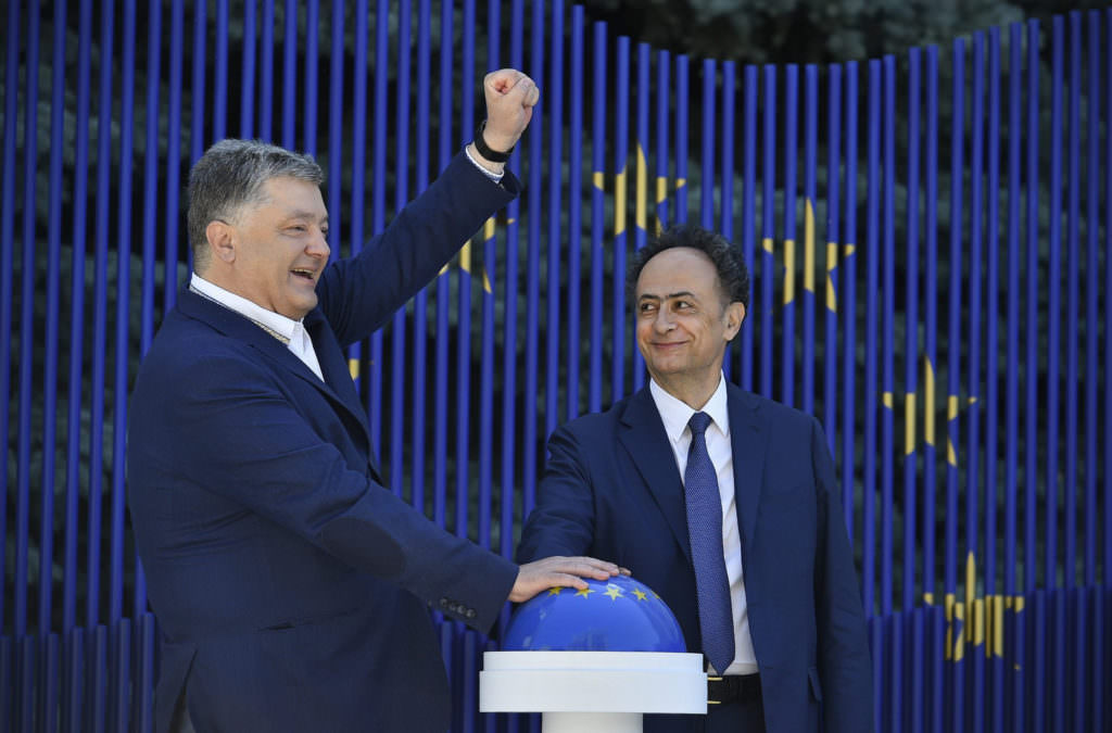 Переліт на винищувачі Міг-29, зустріч з Трампом, зустріч з українськими студентами у Ризі: Порошенко поділився фотоспогадами за 2017 рік