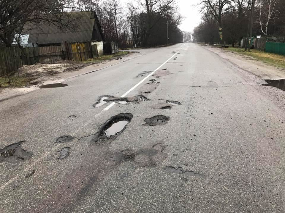 Ірина Геращенко дорікнула губернатору Київщини та опублікувала фото з ямами на дорогах області
