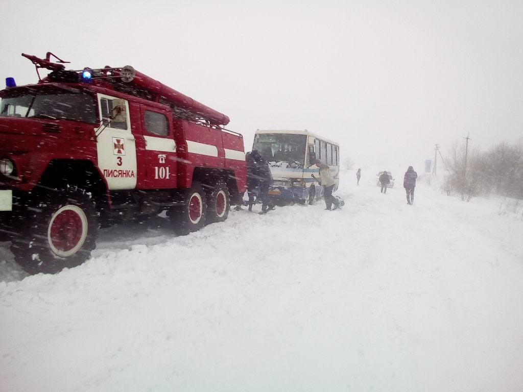 Негода в Україні: 763 населених пункта без світла, обмежено рух вантажівок