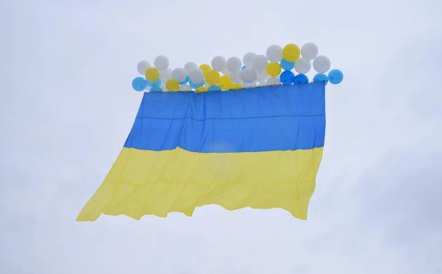 День Соборності: до окупованого Луганська запустили гігантський прапор України