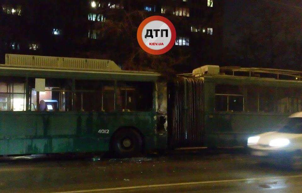 У столиці під час руху загорівся тролейбус: вже відомі причини
