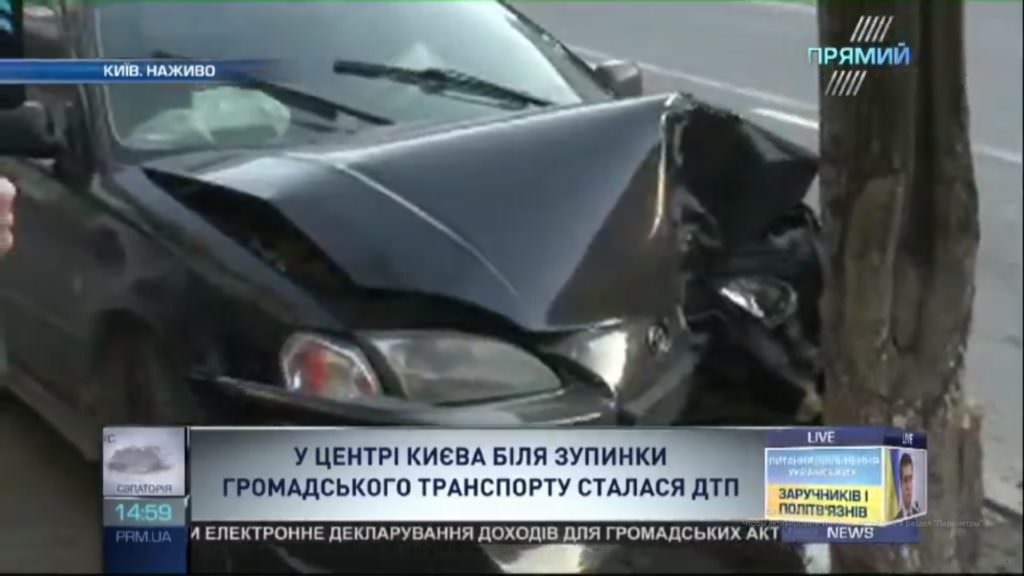 В центре Киева автомобиль на большой скорости врезался в дерево — корреспондент «Прямого»