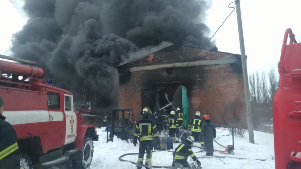 В Славянске горит склад топлива