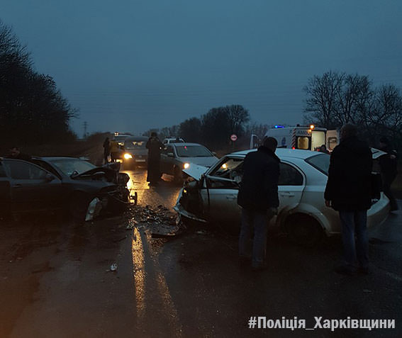 На Харківщині автомобіль виїхав на зустрічну смугу і спричинив смертельну ДТП