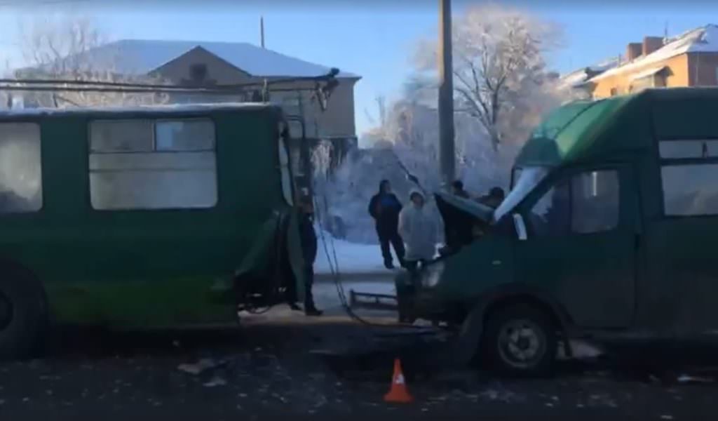 В Чернигове столкнулись маршрутка и троллейбус: 12 пострадавших