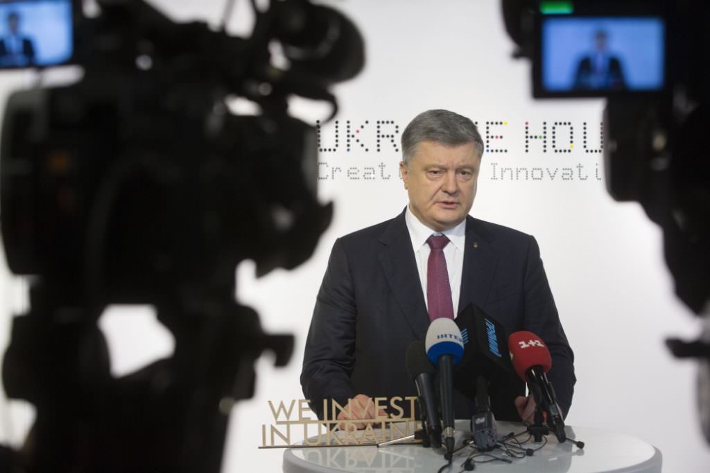 Порошенко про миротворчу місію на Донбасі: Я не втрачаю оптимізму про те, що це може відбутися у 2018 році