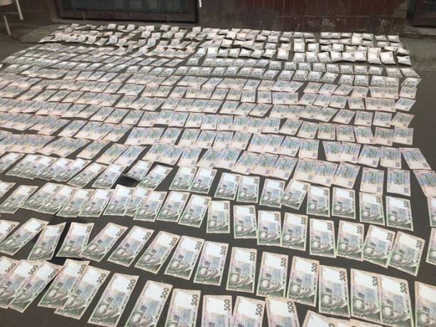 У Харкові податківець погорів на хабарі у чверть мільйона гривень