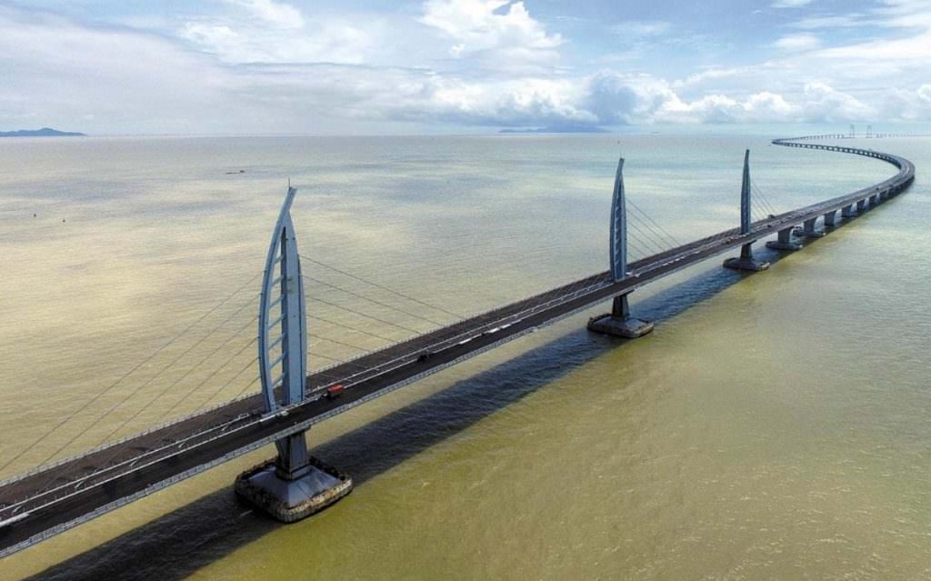 В Китае построили первый и самый длинный в мире морской мост