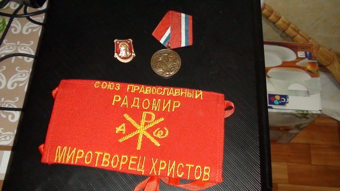 У представників Запорізької єпархії УПЦ МП – ГО “Союз православний “Радомир” вилучили зброю та медалі з “Путіним”- “Прямий” показав ексклюзивні кадри обшуків СБУ