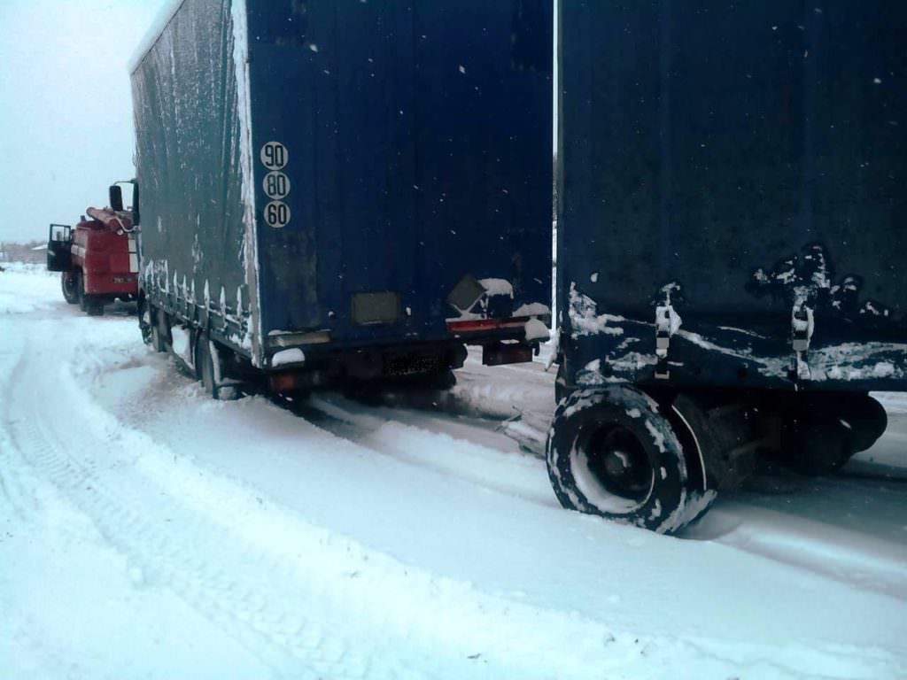 Через негоду у трьох областях введено обмеження на рух транспорту