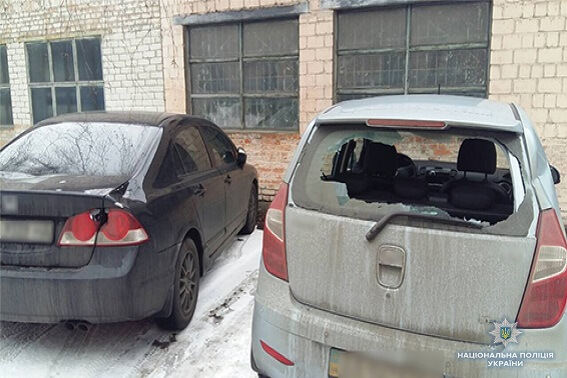 У Києві затримали чоловіка, який розтрощив сокирою 13 автомобілів біля Солом’янського суду: що про нього відомо