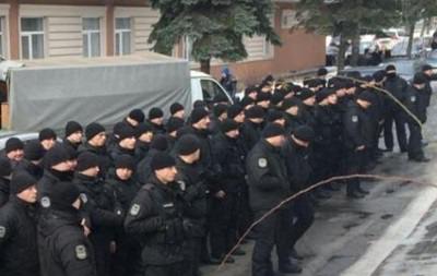 Невдоволені вироком: поліцейські влаштували флешмоб під Шевченківським райсудом Києва