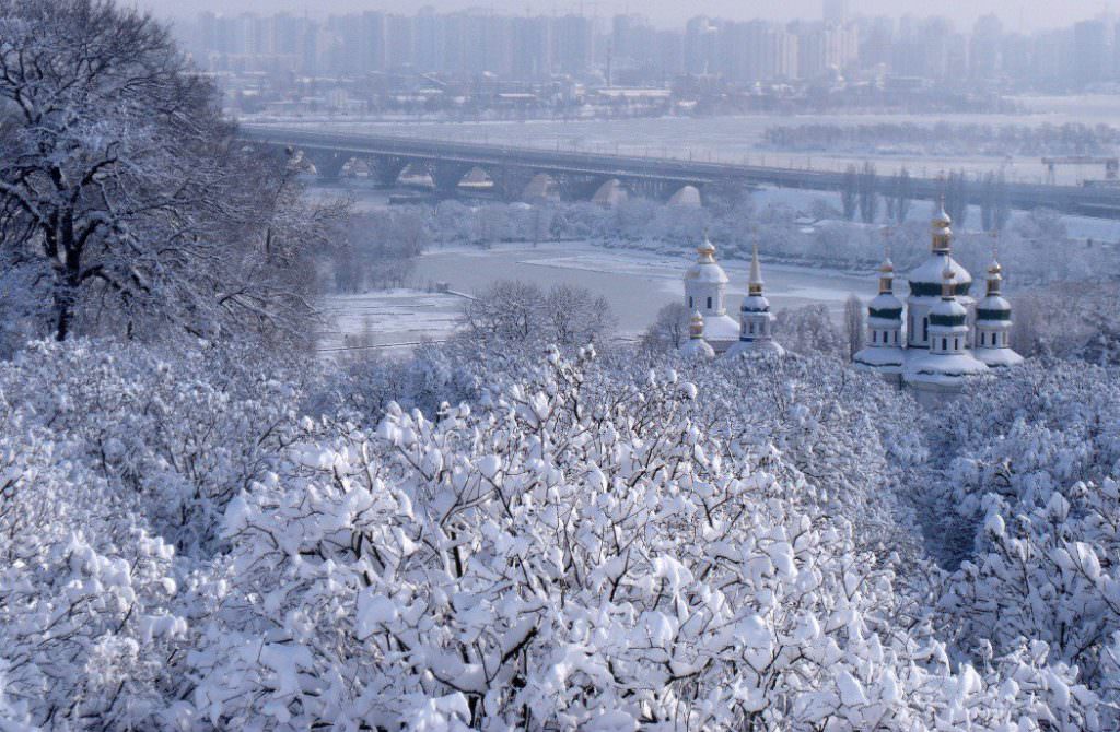 Погода в Украине 8-9 февраля: сильные снегопады и усиление ветра