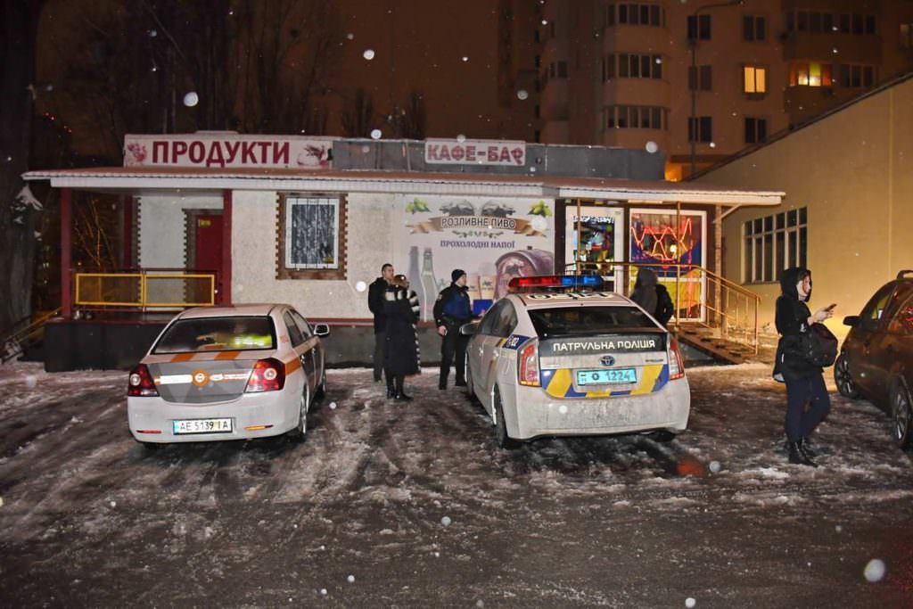 В Соломенском районе Киева мужчина открыл стрельбу по посетителям кафе