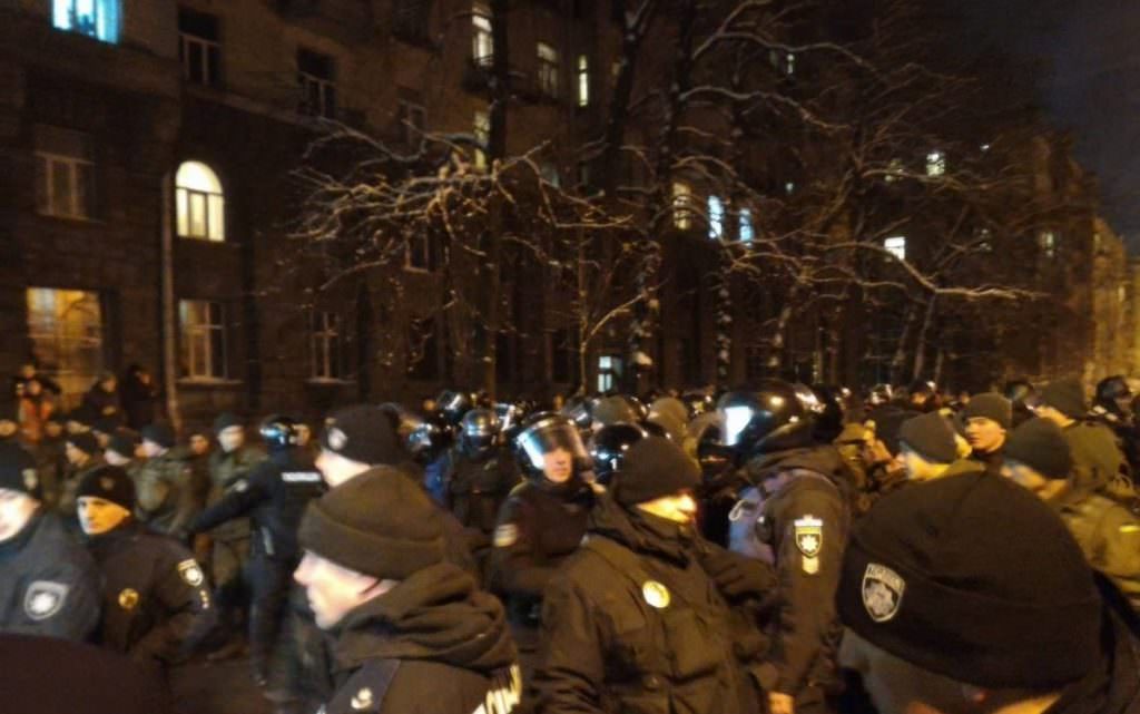 Прихильники Саакашвілі прийшли під будівлю АП: почалась штовханина з поліцією
