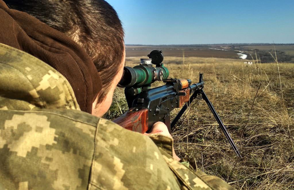 Уничтожение террористов и самооборона военных: правительство утвердило порядок применения оружия в зоне АТО в мирное время