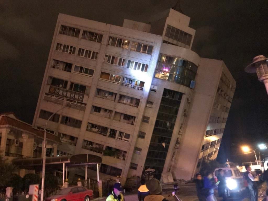 На Тайване произошло мощное землетрясение: под завалами отеля остались несколько десятков человек
