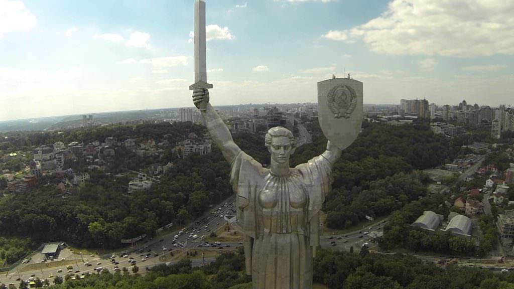 Радянський герб з “Батьківщини-матері” має бути усунено з громадського простору – В’ятрович