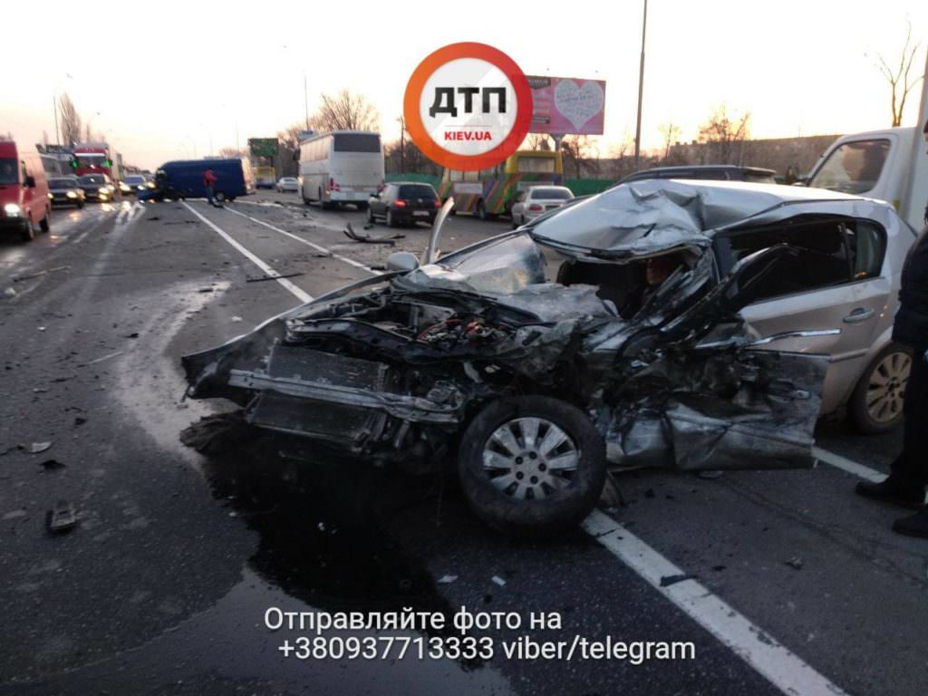 Жахлива ДТП у Києві: автомобілі розкидало на 60 метрів один від одного