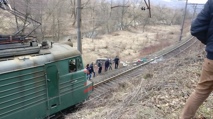 Надзвичайна ДТП на Закарпатті: пасажирський автобус злетів з гори прямо під потяг