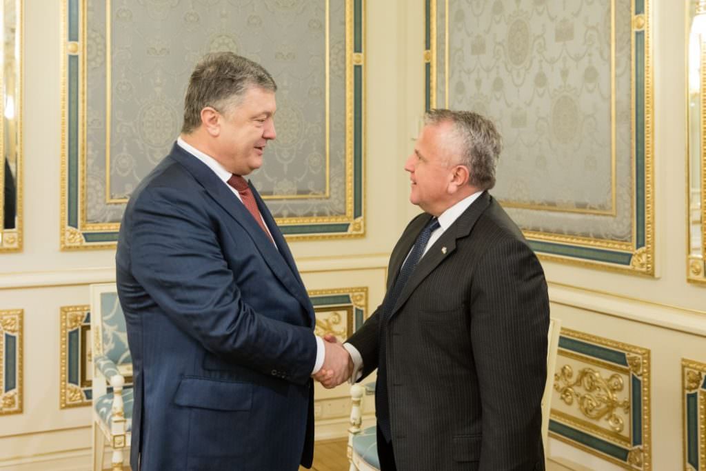 Президент Порошенко обсудил с представителем Госдепа США ситуацию на Донбассе
