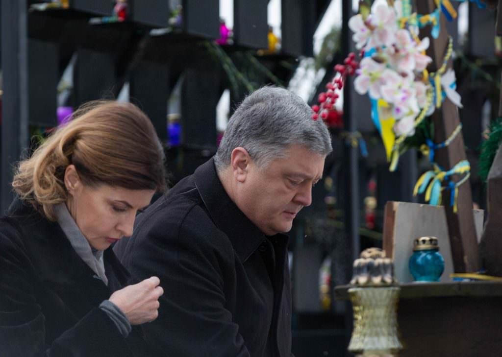 Петр Порошенко вместе с женой Мариной почтили память Героев Небесной Сотни