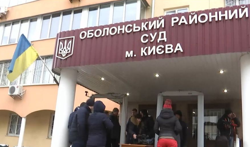 Нацполіція назвала законними свої дії щодо огляду жінок у Оболонському суд Києва