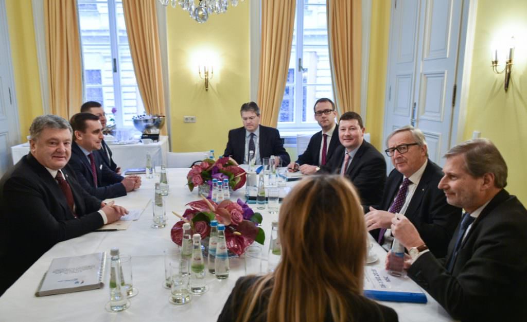 Порошенко обсудил с Юнкером перспективы выделения Евросоюзом четвертой программы макрофинансовой помощи Украине