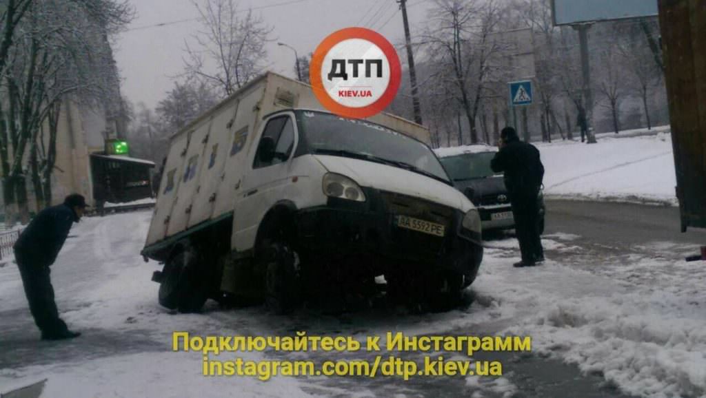 У Києві крізь землю провалилася вантажівка з хлібом, без води залишилися десятки будинків