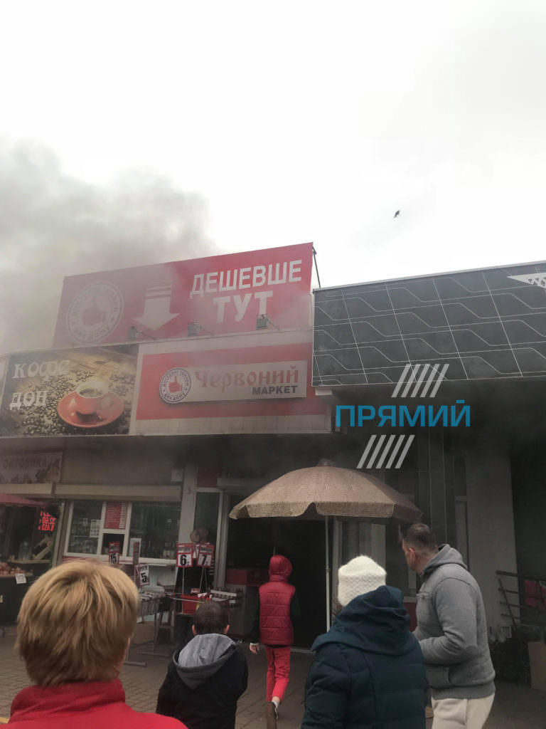 Біля входу в метро “Лівобережна” у Києві загорівся магазин: пожежу згасили