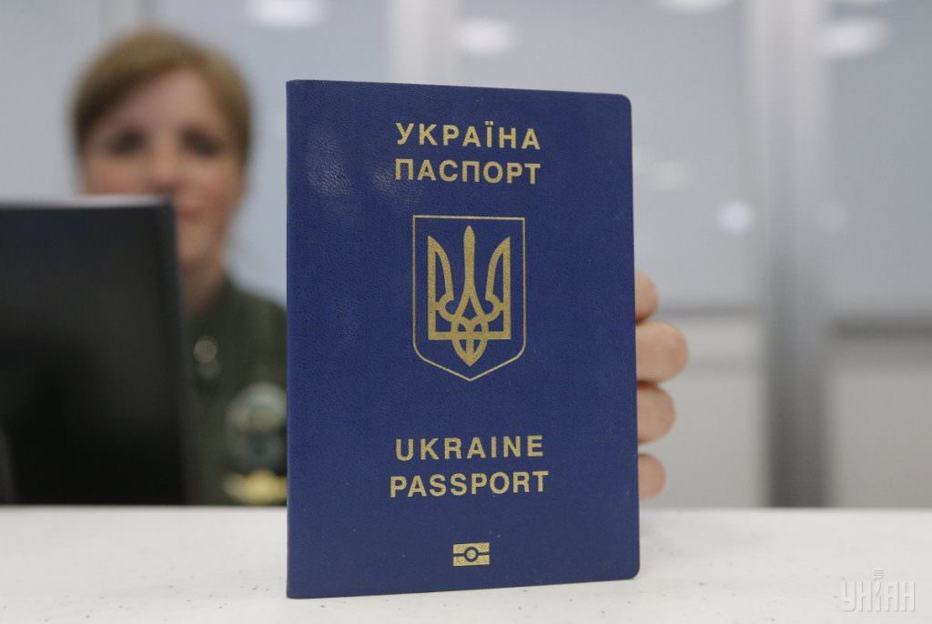 Кабмін заборонив оформляти внутрішні паспорти у вигляді книжки