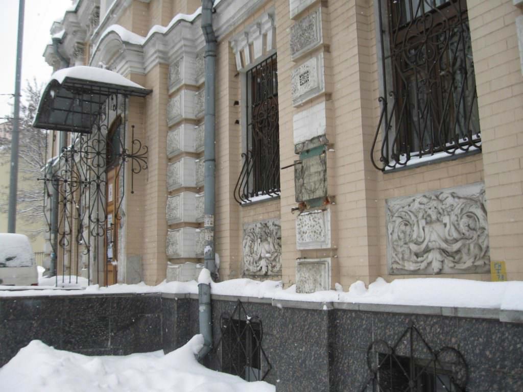 У Києві невідомі вкрали бюст Лесі Українки з фасаду музею