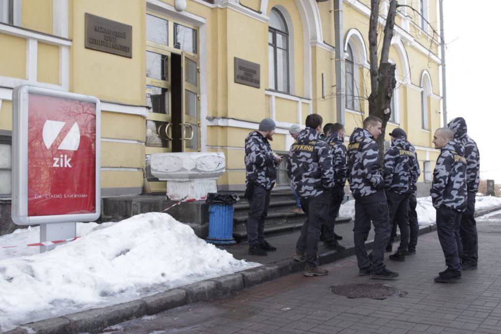 “Нацдружини” взяли під охорону будівлю телеканалу ZIK у Києві