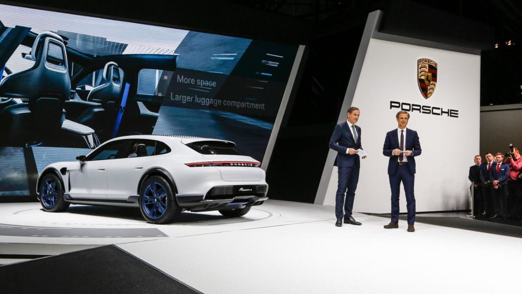 От Киева до Одессы на одной зарядке: Porsche представил новый електрокроссовер