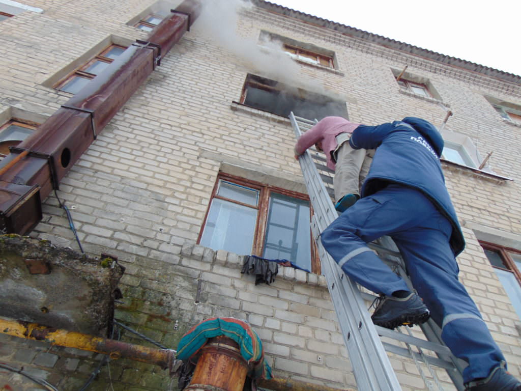 На Луганщині загорівся гуртожиток: є жертви