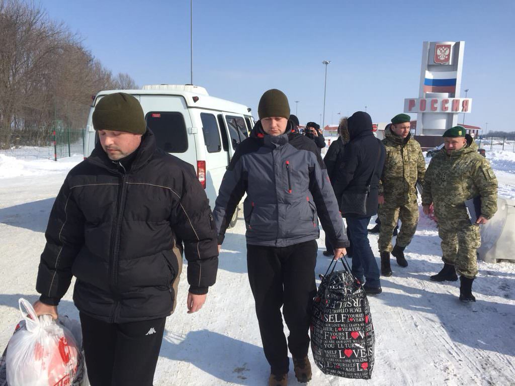 Ласкаво просимо додому: Порошенко привітав звільнення двох українських заручників