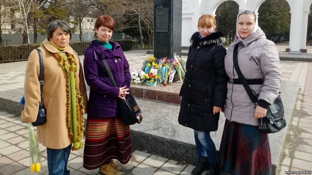 Українські активісти принесли квіти до пам’ятника Шевченку в Сімферополі