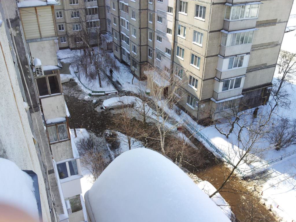 Масштабна аварія водопровідної мережі на Оболоні у Києві: затопило цілу вулицю