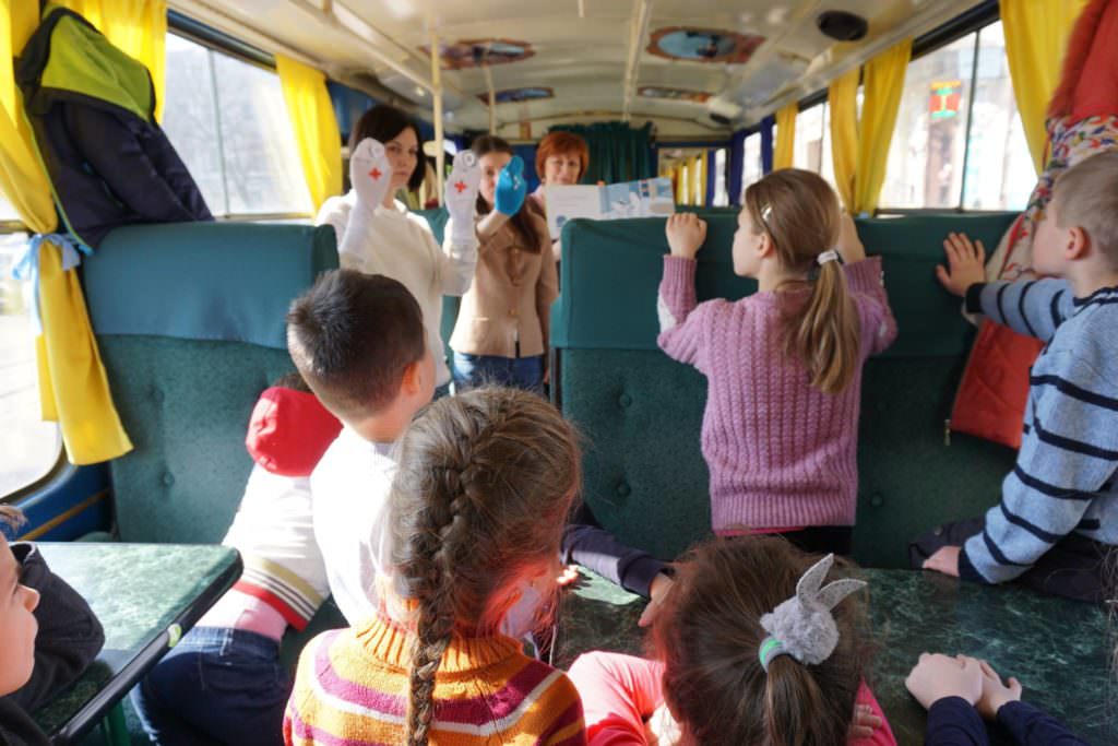 Дітям до уваги, батькам – приготуватись: у Києві запустили “казковий трамвайчик”