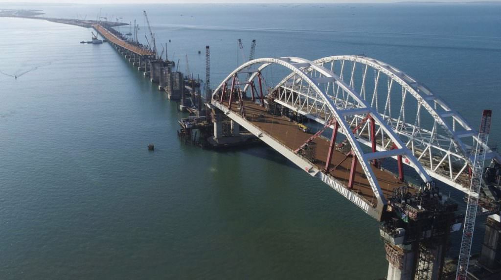 Путін назвав терміни відкриття автомобільного руху по Керченському мосту