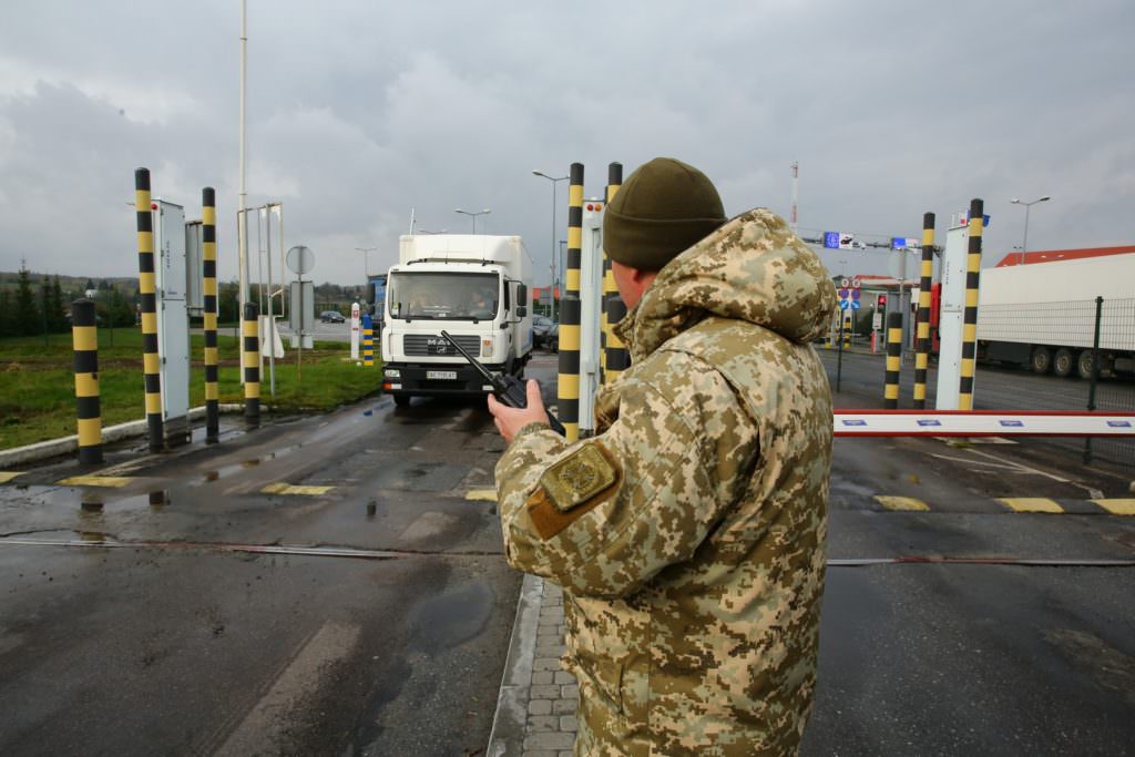 Сотні авто стоять в чергах на в’їзд в Україну – ДПСУ